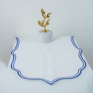Caminho de mesa com bordados azul