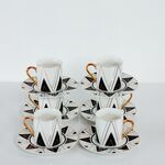 Chávenas de  porcelana brancas e douradas