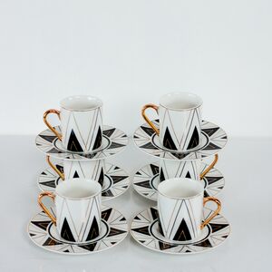 Chávenas de  porcelana brancas e douradas