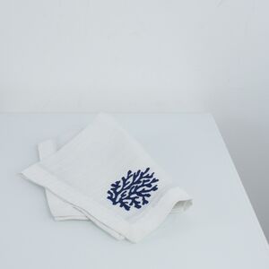 Guardanapo de pano com bordados azul