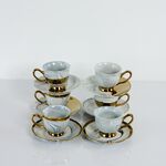 Xicará de porcelana com detalhes dourados