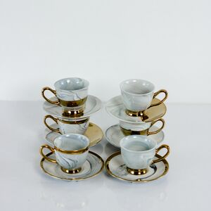 Xicará de porcelana com detalhes dourados