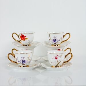 Xicará de porcelana com flores dourados